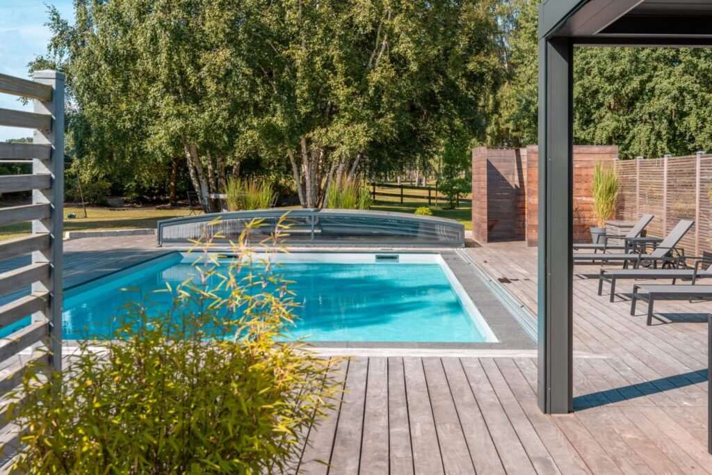 Pool med pooldäck
