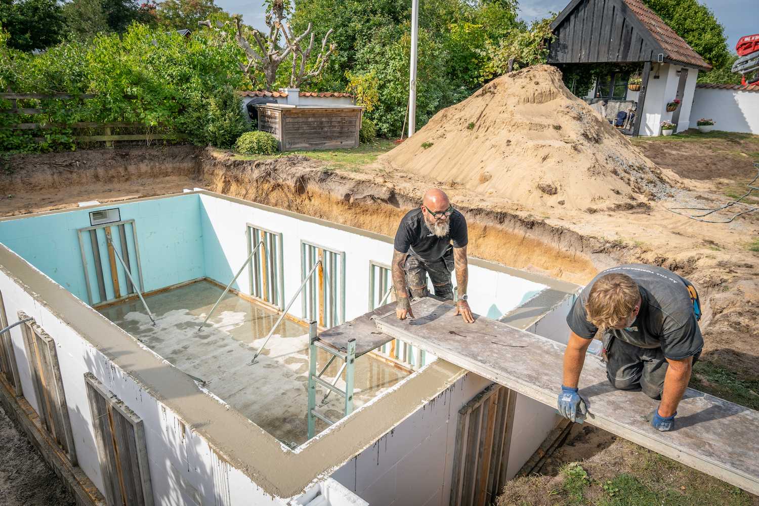 Pool byggs av två poolspecialister