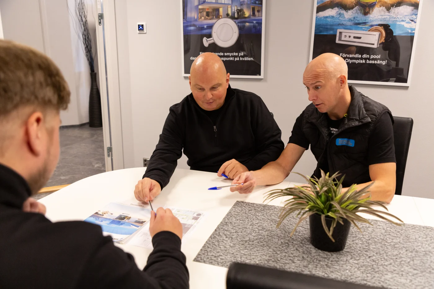 Planering av poolprojekt hos Österlens Poolcenter.