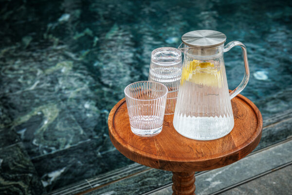 Stripe Pitcher 1.5l med lock - Plastkanna