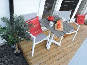 Matgrupp Utomhus - Venture Home Colorado Cafébord 70x70 Vit/Grå + 2 Copacabana Karmstolar Vit/Grå