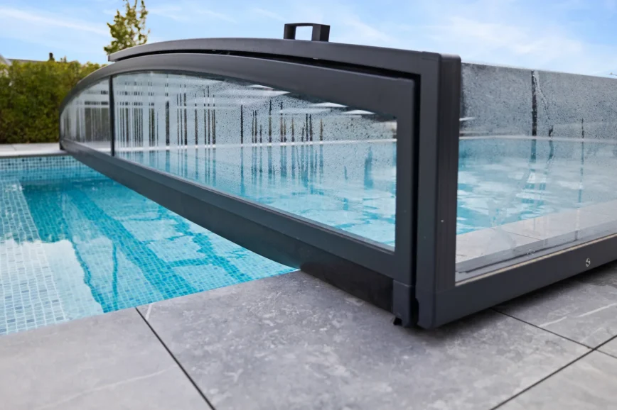 Pooltak i glas från kundcase Pooltak i transparent glas ovan rektangulär pool med mosaik från Österlens Poolcenter.