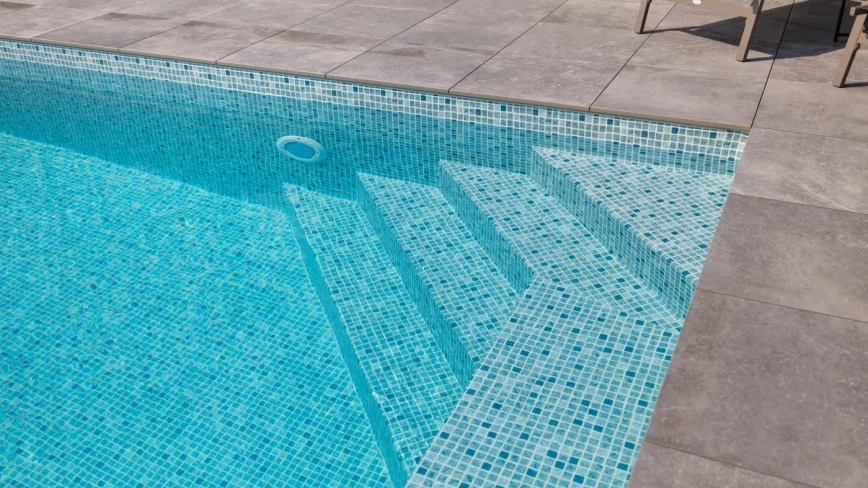 Pooltrappa i mosaik från kundcase Pooltrappa i mosaik i rektangulär pool från Österlens Poolcenter.