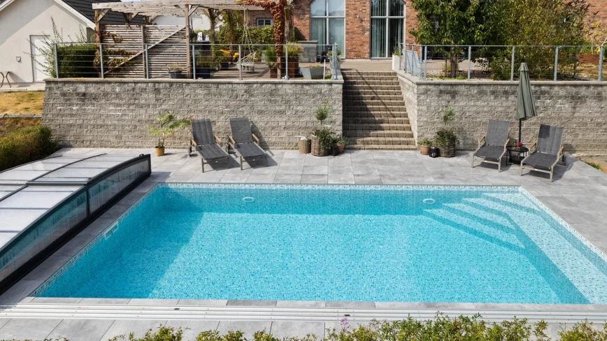 Inspiration för pool från kundcase Rektangulär pool i trädgård från Österlens Poolcenter.